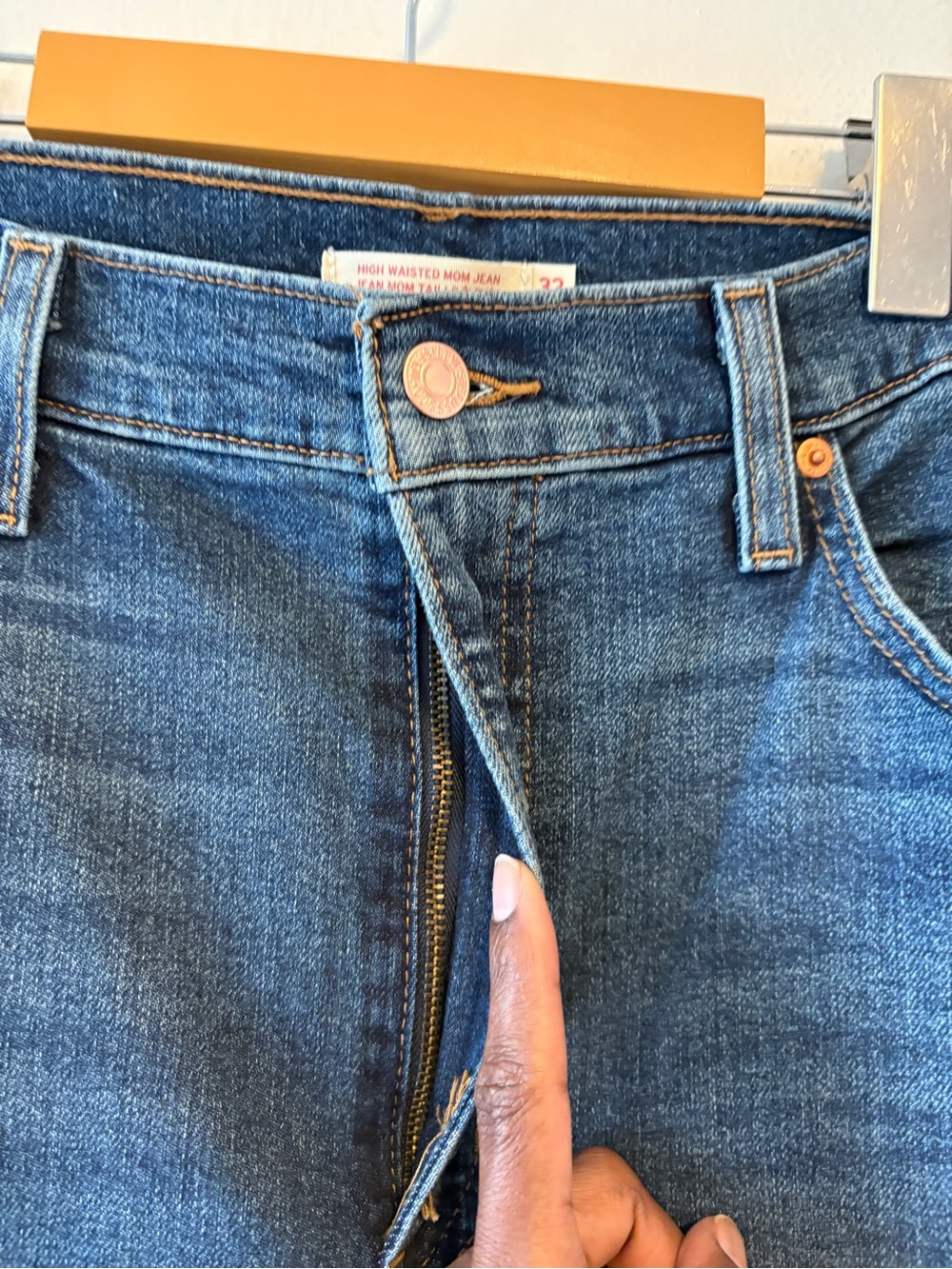 LEVI'S High Waisted Mom Jeans Size 32 In Medium Indigo Worn In - Blue - Picture 6 of 12